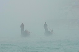 Venezianische Gondeln im Nebel - Vorschaubild